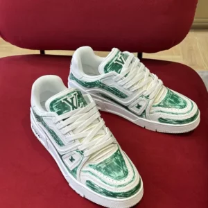 Louis Vuitton LV Sneakers 4 00 cover 2d945e21