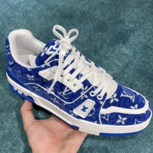 Louis Vuitton LV Sneakers 4 00 cover fa8552f3